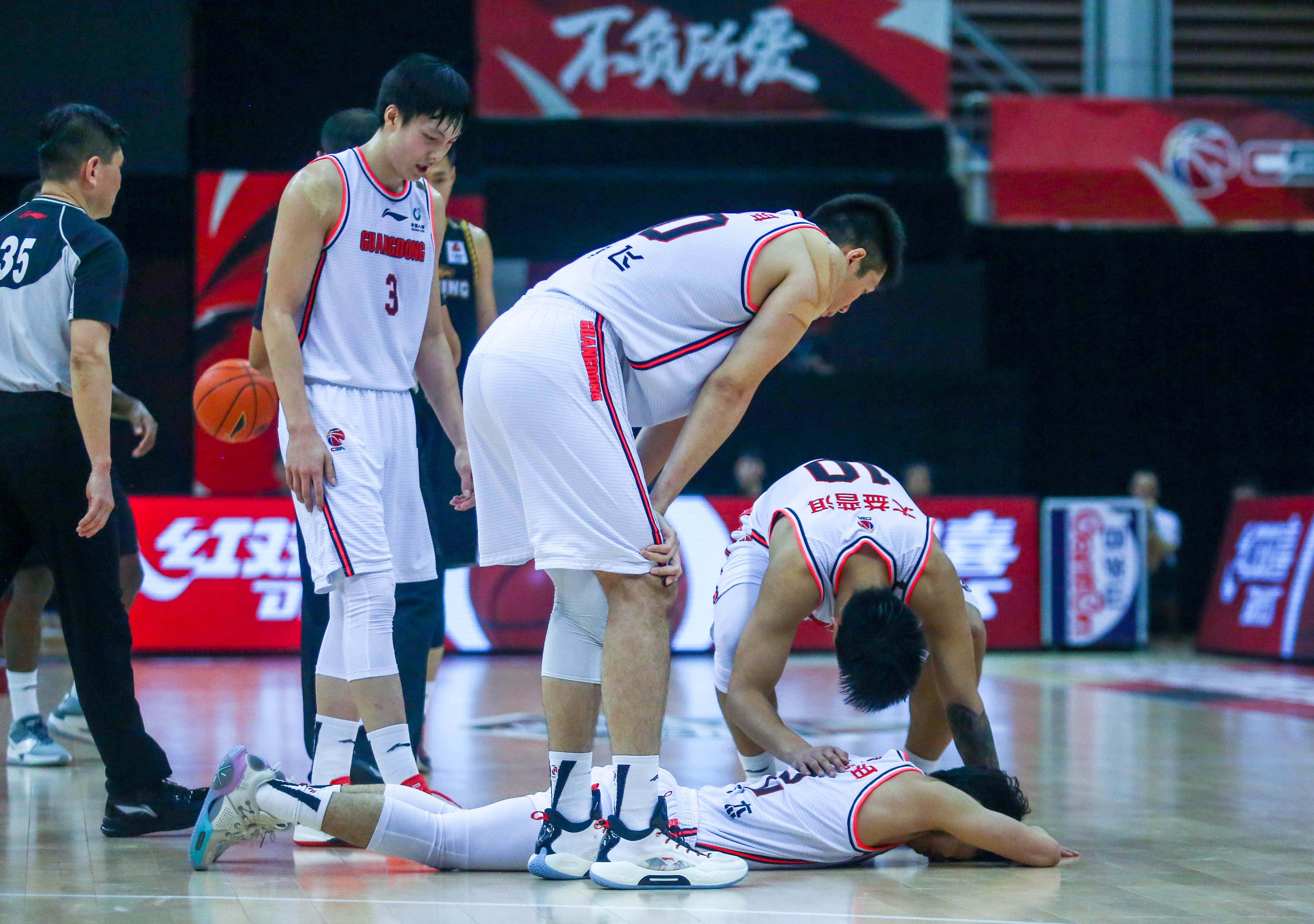 青岛男篮再遭击败队员寻找突破点视频