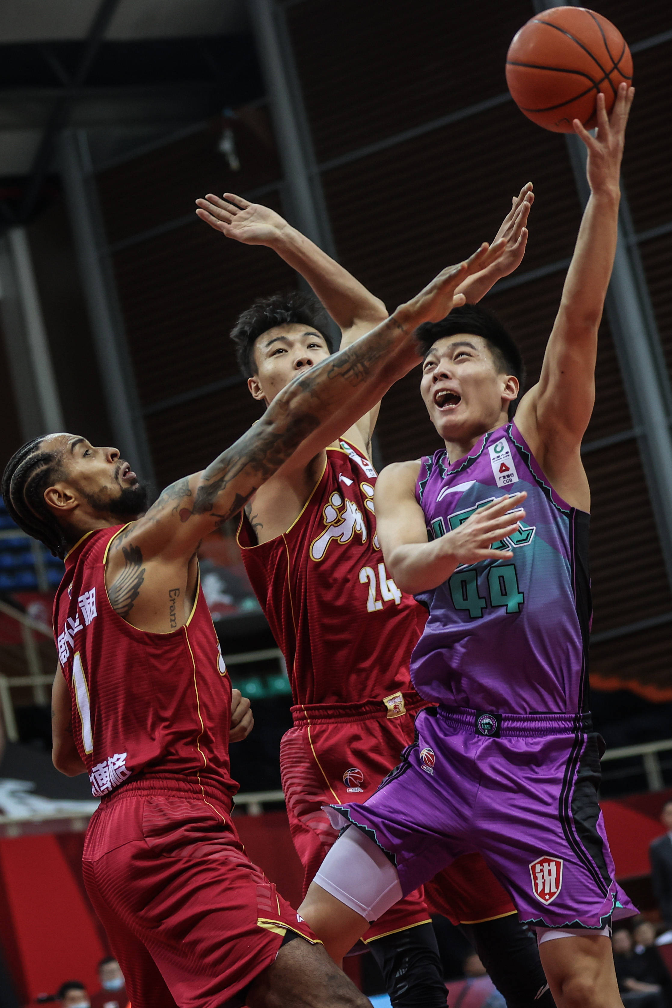 青岛男篮再遭击败队员寻找突破点视频