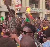 山西队球迷热烈庆祝胜利，壮举震撼全场观众